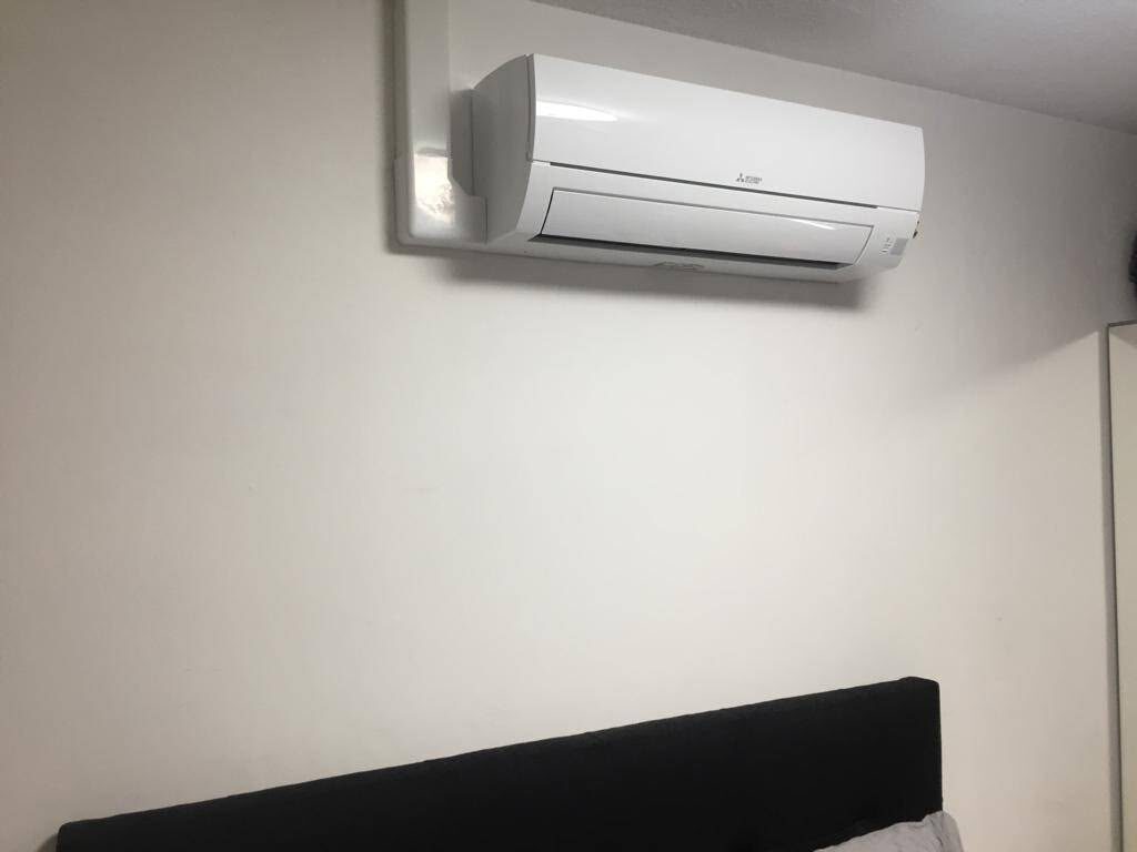 Climatisation murale dans une chambre