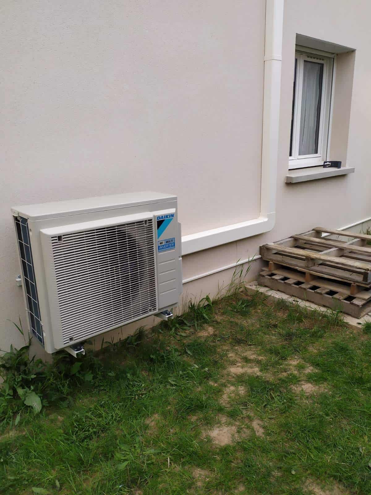 Groupe extérieur de climatisation dans un jardin